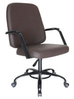 Poltrona giratória com dimensões avantajadas suporta com equilíbrio conforto e ergonomia até 150 kg