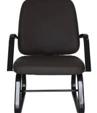 Poltrona fixa com dimensões avantajadas suporta com equilíbrio conforto e ergonomia até 150 kg
